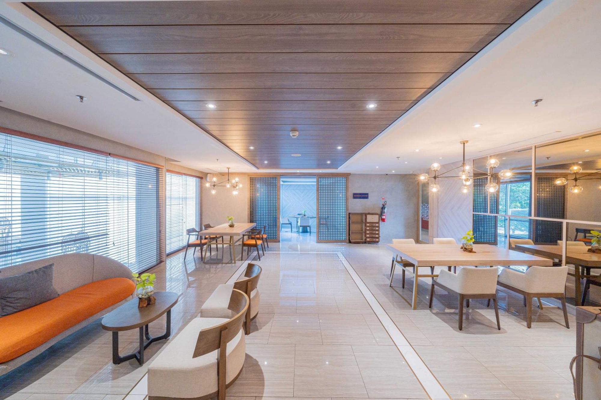 Harris Suites Puri Mansion Jakarta Exterior photo