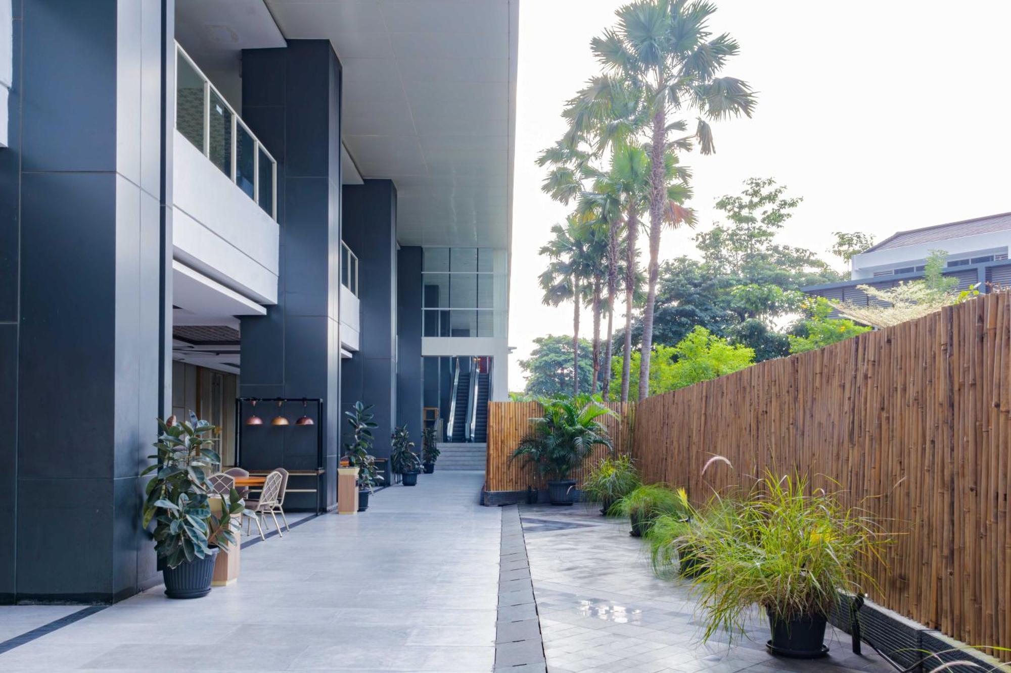 Harris Suites Puri Mansion Jakarta Exterior photo